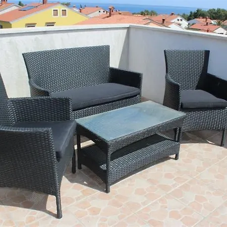 Mirela מאלי לוסיניי